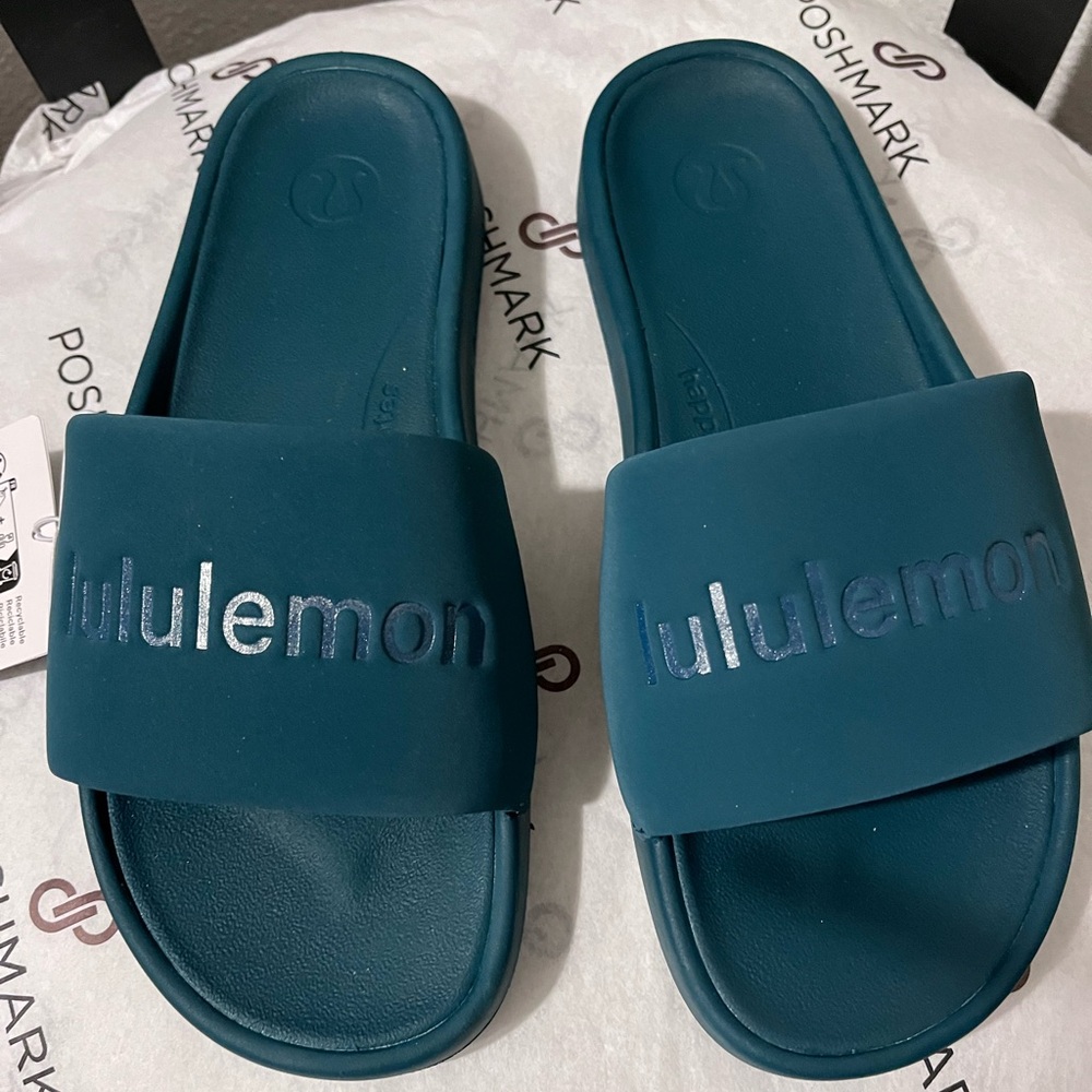 LULULEMON NWT AUTHENTIC WOMEN’S STORM TEAL RESTFEEL GRAPHIC SLIDES